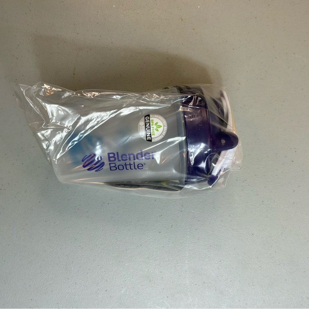 Blender Bottle 20 oz NWT with Purple Lid On the Go Protein Gym Shake